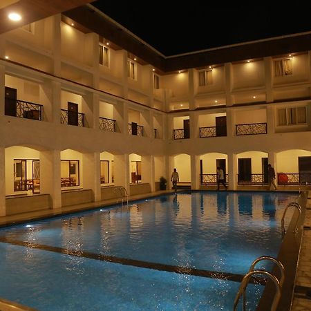 The Riviera Hotel Theni Exterior photo