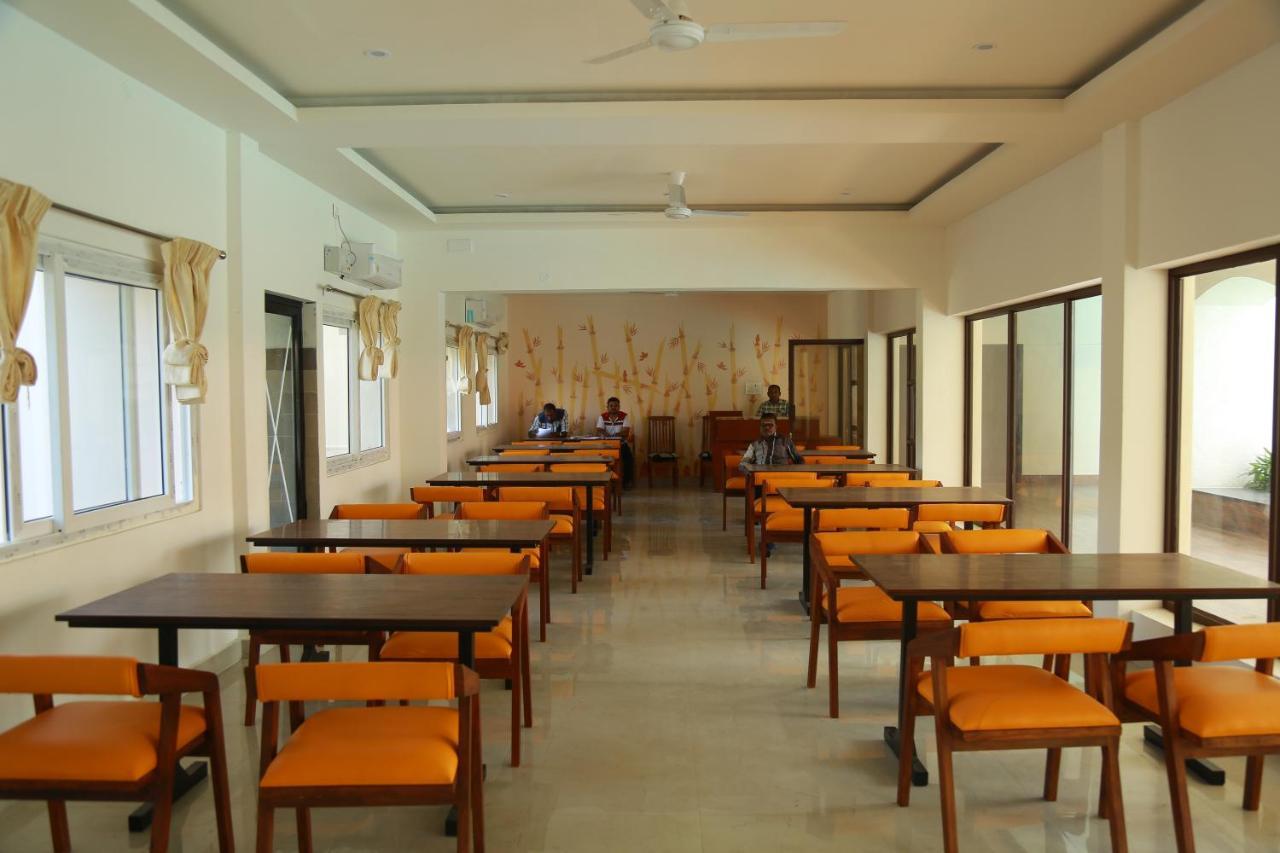 The Riviera Hotel Theni Exterior photo