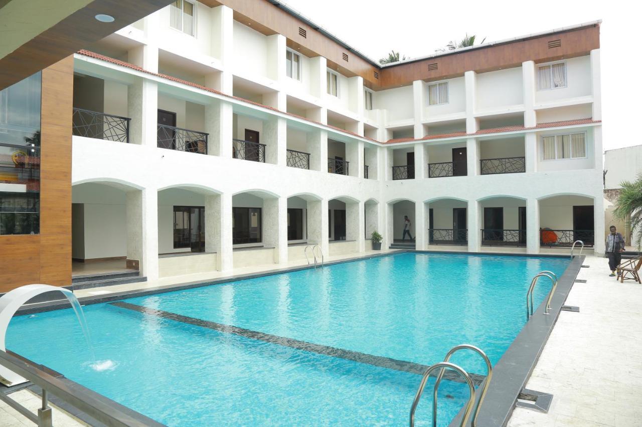 The Riviera Hotel Theni Exterior photo