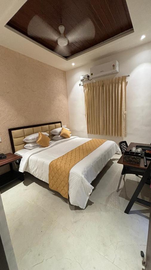 The Riviera Hotel Theni Exterior photo