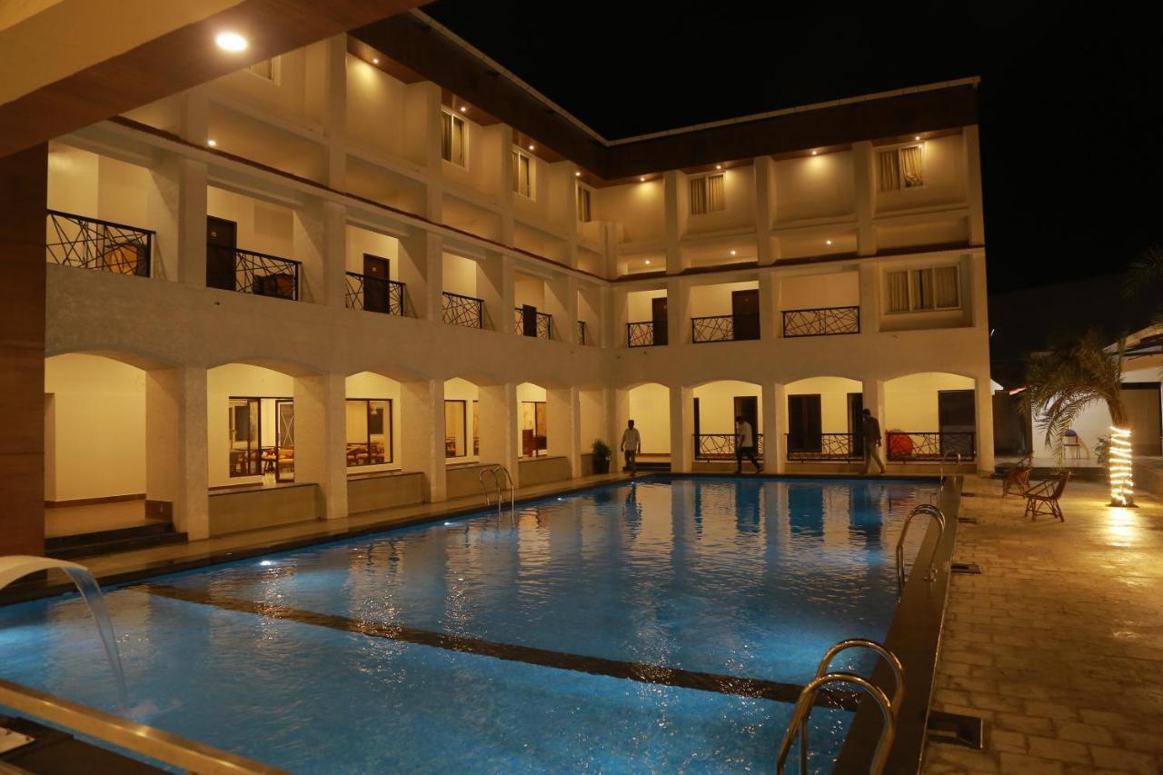 The Riviera Hotel Theni Exterior photo