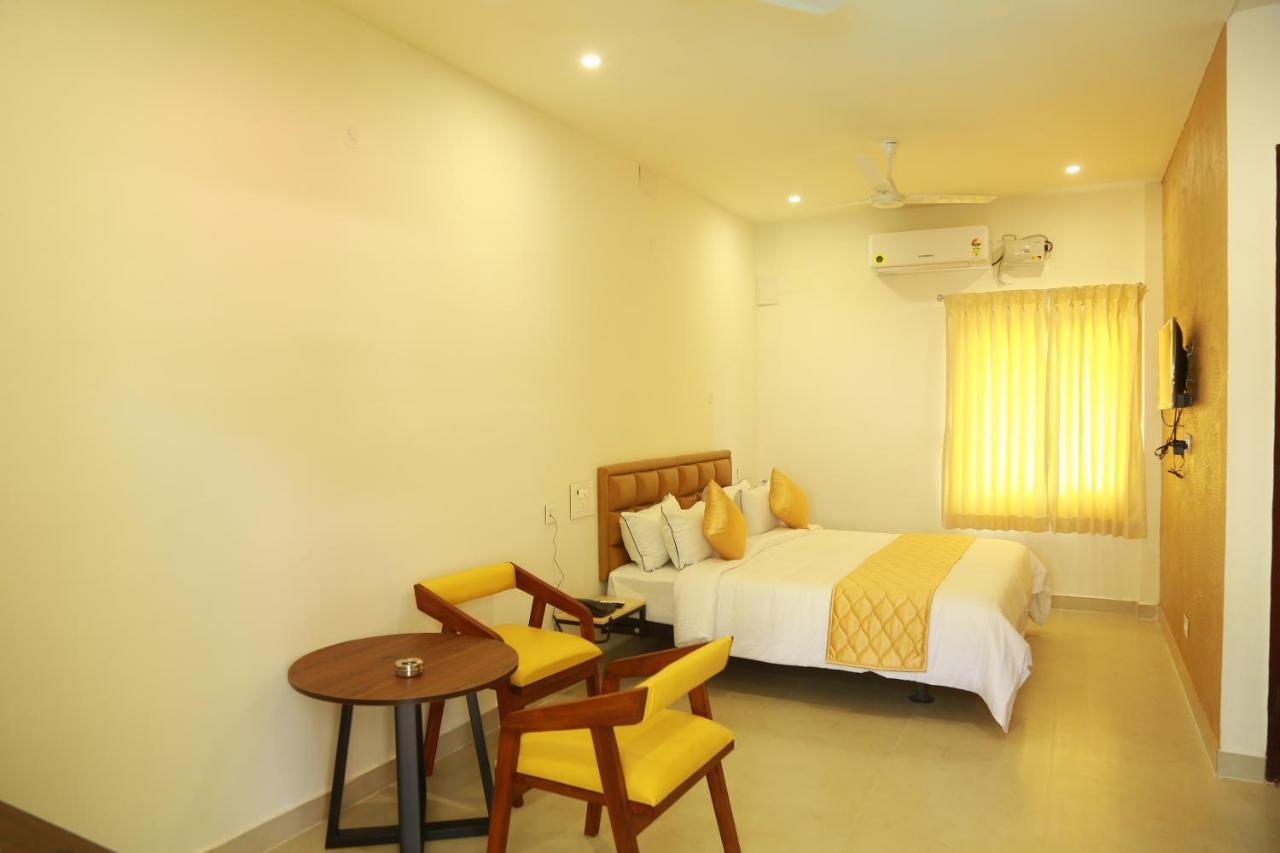 The Riviera Hotel Theni Exterior photo