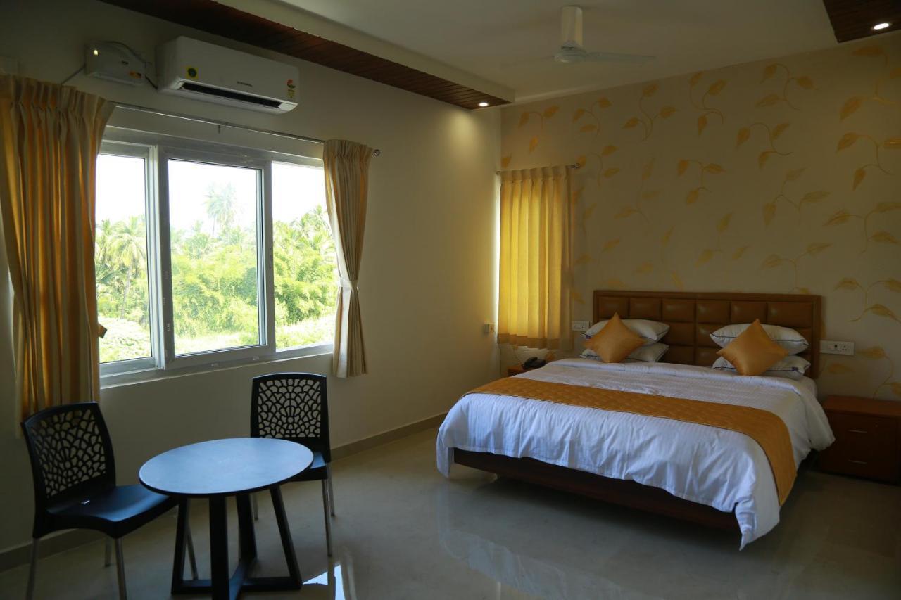 The Riviera Hotel Theni Exterior photo