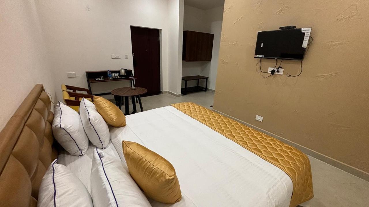The Riviera Hotel Theni Exterior photo