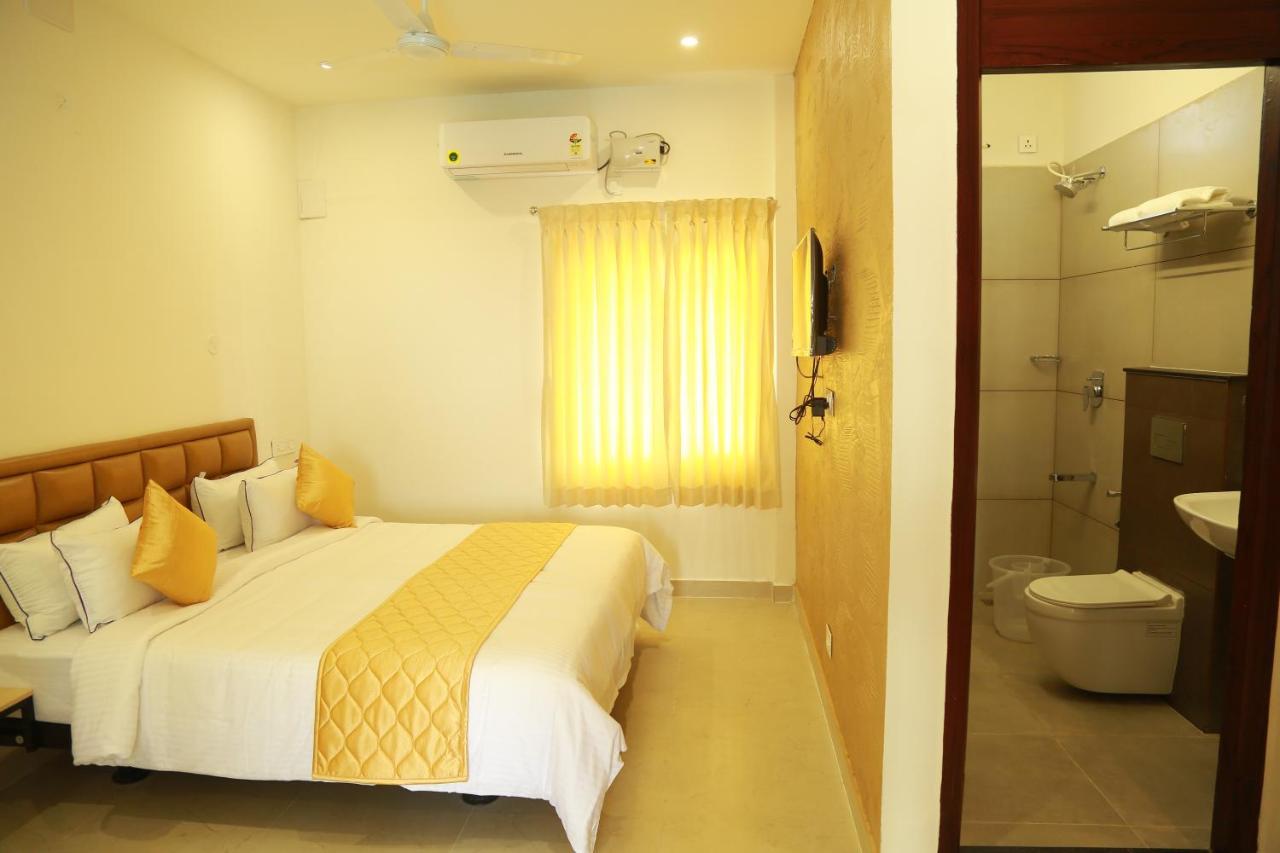 The Riviera Hotel Theni Exterior photo