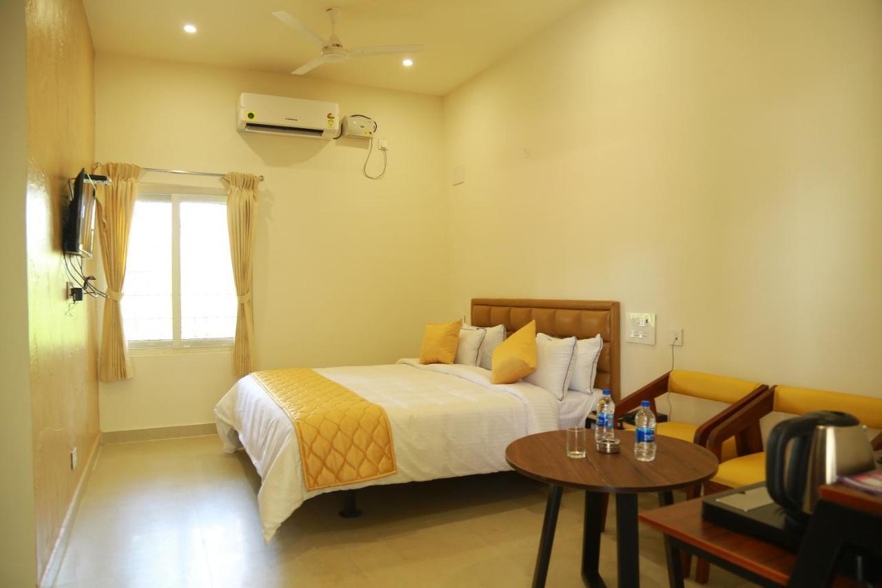 The Riviera Hotel Theni Exterior photo