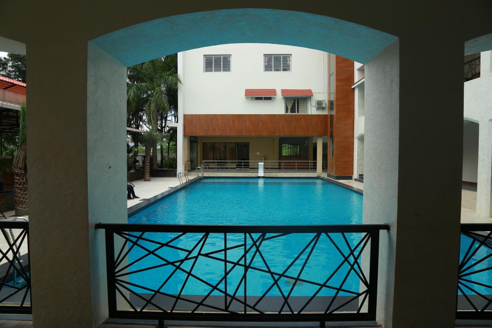 The Riviera Hotel Theni Exterior photo
