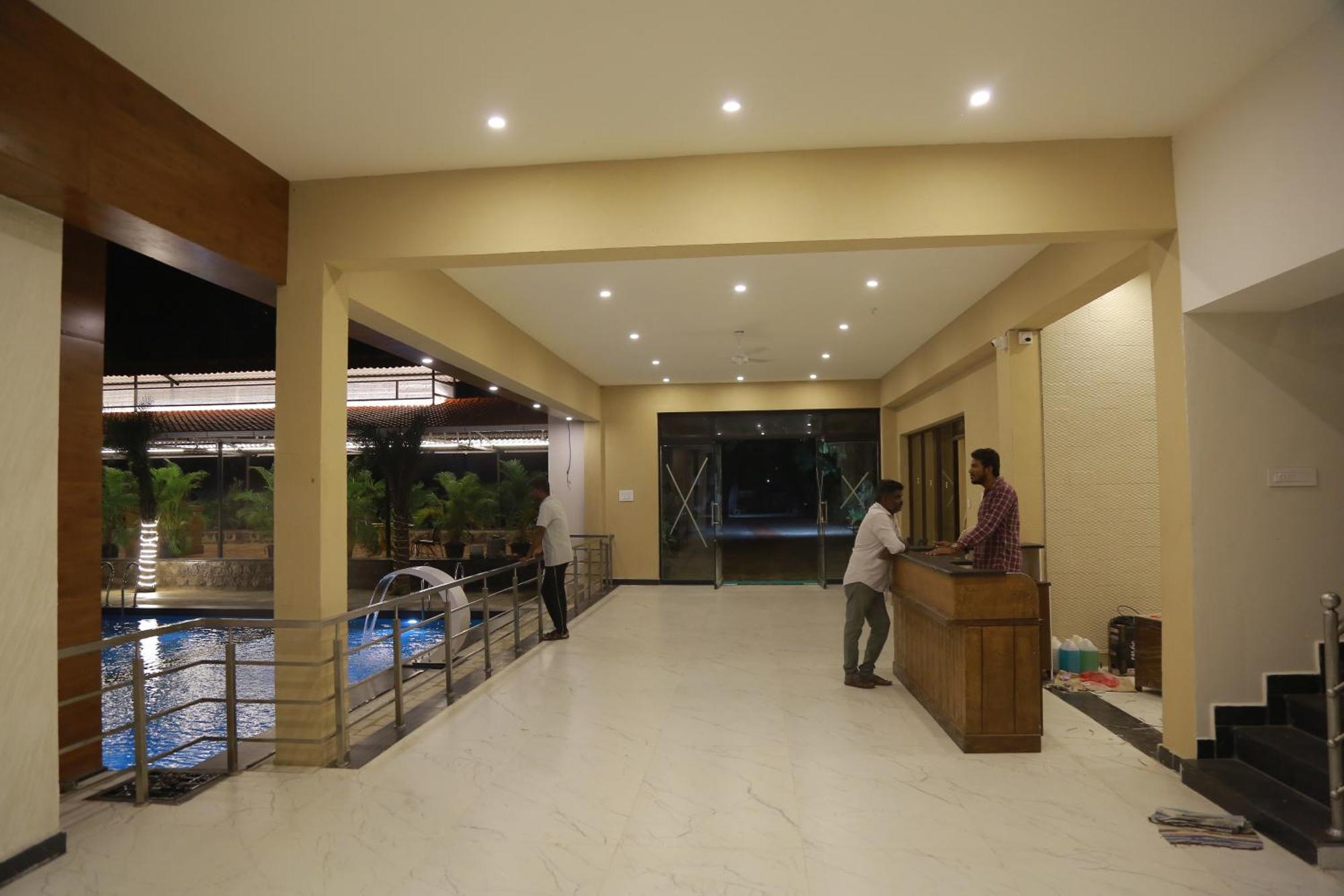 The Riviera Hotel Theni Exterior photo